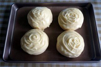 面包准备入炉前，将酥皮馅料挤到面包表面。