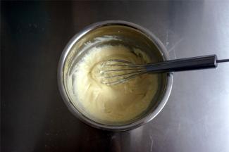 将混合好的酥皮馅料装入裱花袋，放入冰箱冷藏备用。