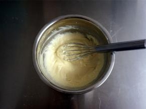 将混合好的酥皮馅料装入裱花袋，放入冰箱冷藏备用。