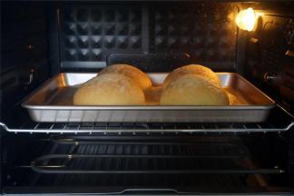 放入预热好的烤箱中层，上下火190度，20分钟，表面金黄即可出炉。