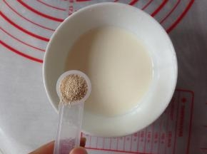 一般淡奶油都是在冰箱里冷藏保存的，先加它隔热水加温到30-35度，将酵母倒入淡奶油里，搅拌融化