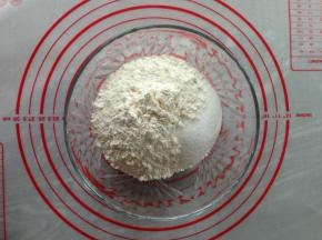 碗里装入面粉、糖和盐，拌均匀
