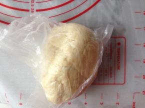 简单地揉成一个大面团，放入保鲜袋里，预留发酵的空间，扎紧袋口，放入冰箱冷藏一个晚上
