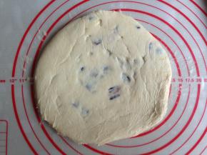 冷藏一晚的面团，擀成厚1CM的面片