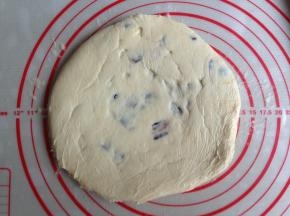 冷藏一晚的面团，擀成厚1CM的面片