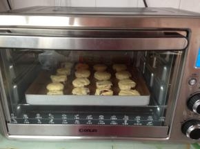 用模具压出一个个小的圆形，放在不粘烤盘上，边角料可以再次揉成面团，压出形状，不用浪费掉。放入烤箱，选择发酵档，发酵20分钟。发酵完毕，在面包坯表面刷上一层薄薄的蛋液，放入已经预热到185度的烤箱，烘烤15分钟左右
