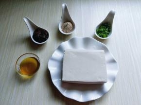 准备食材，小葱去皮洗干净切碎。