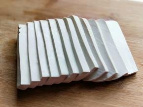 北豆腐，我买的盒装的，可以根据胃口增减豆腐的量，切片。