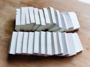 再将切片的豆腐，横切成四方块，如图。