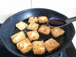 这时转为小火，加入生抽。