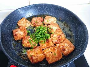 最后来去调料包，再加入一汤勺的水，直接转为大火，收汤即可。