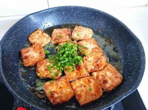 最后来去调料包，再加入一汤勺的水，直接转为大火，收汤即可。