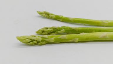 准备适量的芦笋，平时多吃点芦笋有助于增强抵抗力。