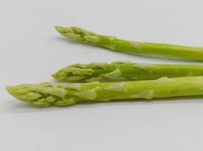 准备适量的芦笋，平时多吃点芦笋有助于增强抵抗力。