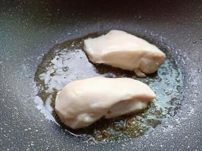 锅里放适量的加拿大芥花油，芥花油适合煎炒油炸都可以，等油温热一点，将鸡胸肉放下去。