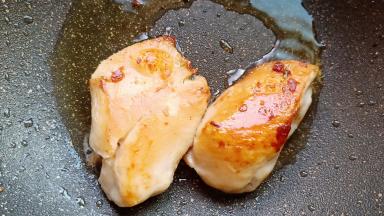 煎至两面金黄即可。