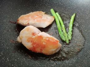 再把芦笋煎熟。