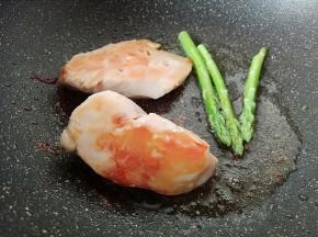 再把芦笋煎熟。