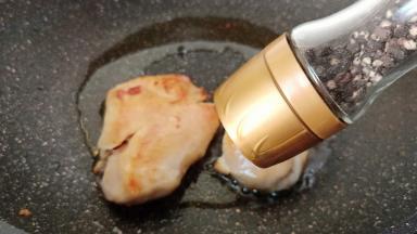 加点黑胡椒粉。