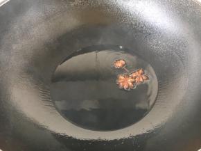 热锅放入约5勺左右的油，放入八角，小火煸炒出香味。