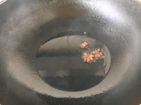 热锅放入约5勺左右的油，放入八角，小火煸炒出香味。