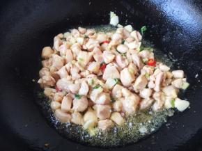 放入鸡丁，翻炒至颜色发白。