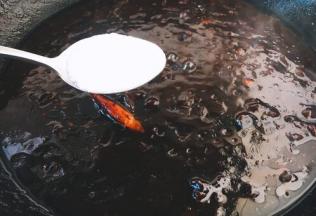 放入1勺的白糖，综合一下酱料的味道。