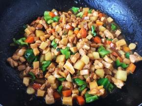 放入青椒丁，翻炒均匀即可。