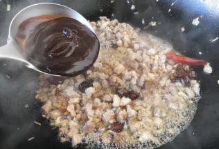 放入500g的甜面酱。