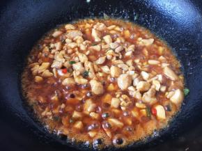 放入少许的白胡椒粉，少许的料酒，2勺的生抽，2滴（黄豆大小）老抽，1勺蚝油，翻炒均匀。