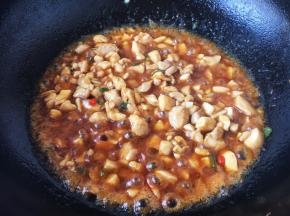 放入少许的白胡椒粉，少许的料酒，2勺的生抽，2滴（黄豆大小）老抽，1勺蚝油，翻炒均匀。