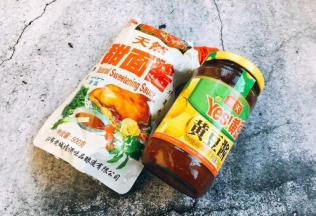 主要食材甜面酱和黄豆酱。