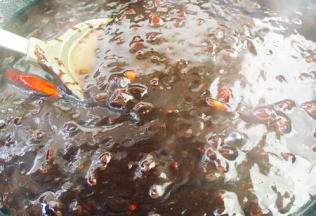 放入白糖后改大火收汁，因为加了白糖很容易糊化，所以一定要用铲子不停的翻炒，翻炒约1分钟左右即可关火。