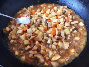 放入少许的盐调味。