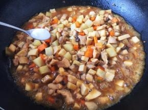 放入少许的盐调味。