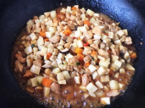 放入杏鲍菇，翻炒均匀至所有食材8成熟。
