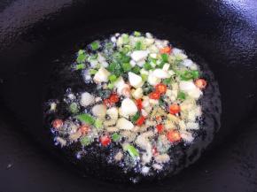 热锅凉油放入步骤4的小香葱、姜、蒜、小米椒爆出香味。