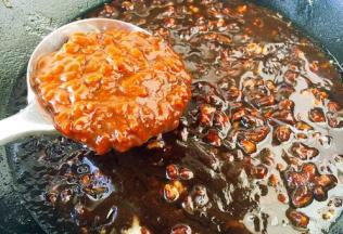 放入200g的黄豆酱。