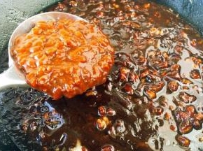 放入200g的黄豆酱。