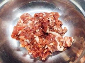 将五花肉切成肉粒，肉粒的大小随意。 
我这次切的粒比较大，熬出酱的颗粒较大，如骰子般大小，很有质感，喜欢吃肉肉的人会很解馋。