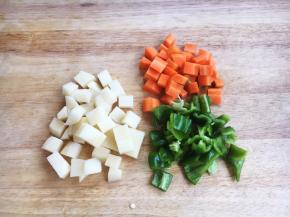 胡萝卜切丁、土豆切丁、青椒切丁。 没有着几种食材可以不放。 建议放这些食材，一是色彩鲜艳，另一是营养更加全面。