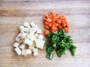 胡萝卜切丁、土豆切丁、青椒切丁。 没有着几种食材可以不放。 建议放这些食材，一是色彩鲜艳，另一是营养更加全面。