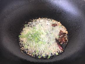 放入葱花、干辣椒小火煸炒出香味。
