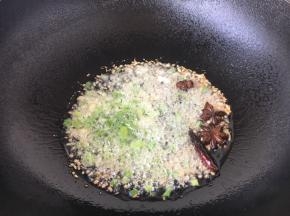 放入葱花、干辣椒小火煸炒出香味。