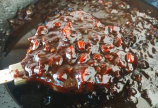 颜色酱红透亮的炸酱做好了。 
