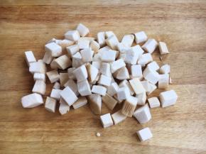 杏鲍菇清洗干净，切成骰子大小的丁。