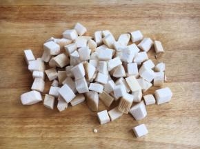 杏鲍菇清洗干净，切成骰子大小的丁。