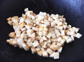 热锅凉油，放入杏鲍菇丁煸炒，煸炒约1～2分钟，至杏鲍菇水分析出即可。 杏鲍菇提前煸炒一下析出水分是为了更好的入味。