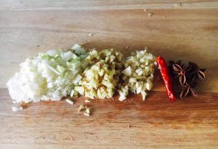 葱切成葱花，姜切成姜末，蒜切成蒜末。干辣椒和八角洗干净。