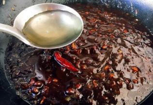 放入50g的料酒。 也可以用水代替。